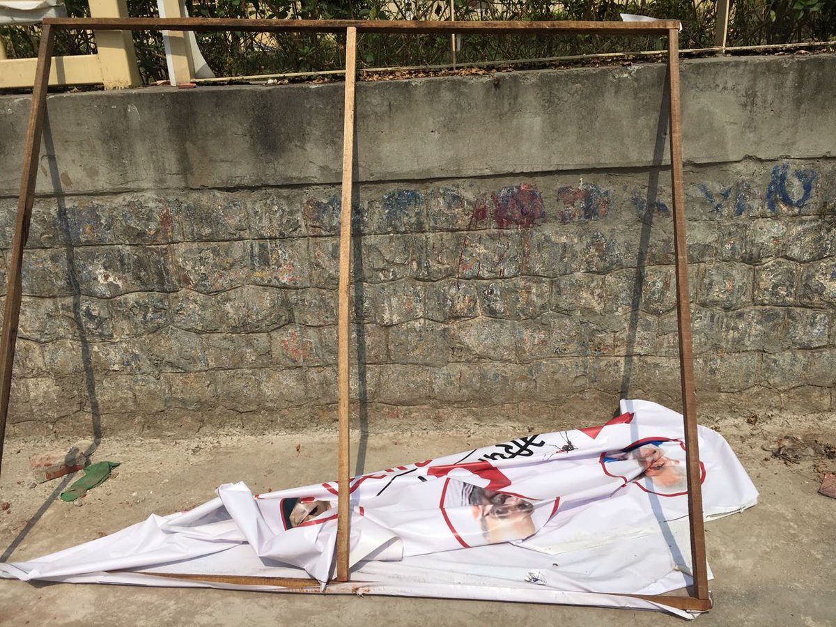 Sourcasm_'s tweet photo. BJP tears off all hoardings put by AAP, that accounted for MCD's responsibility towards the prevention of diseases in Delhi.
@dilipkpandey https://t.co/cROG5HXpxf