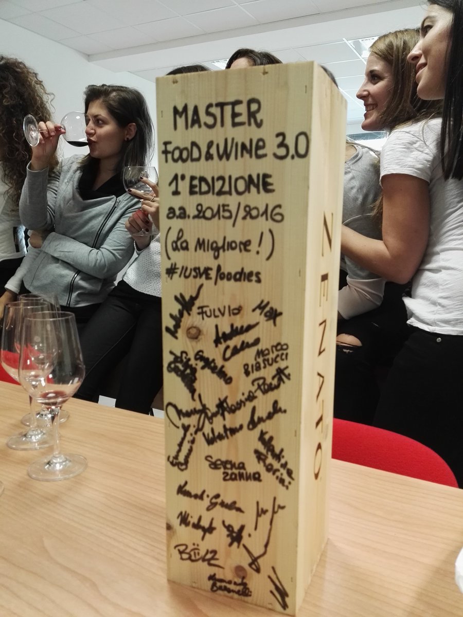 PiaFavaretto's tweet photo. Brindisi finale all'ultima giornata di lezione della prima edizione del Master @FoodWine3 @IUS_VE #IUSVEfoodies Grazie a tutti! https://t.co/tPLAhWlbKg