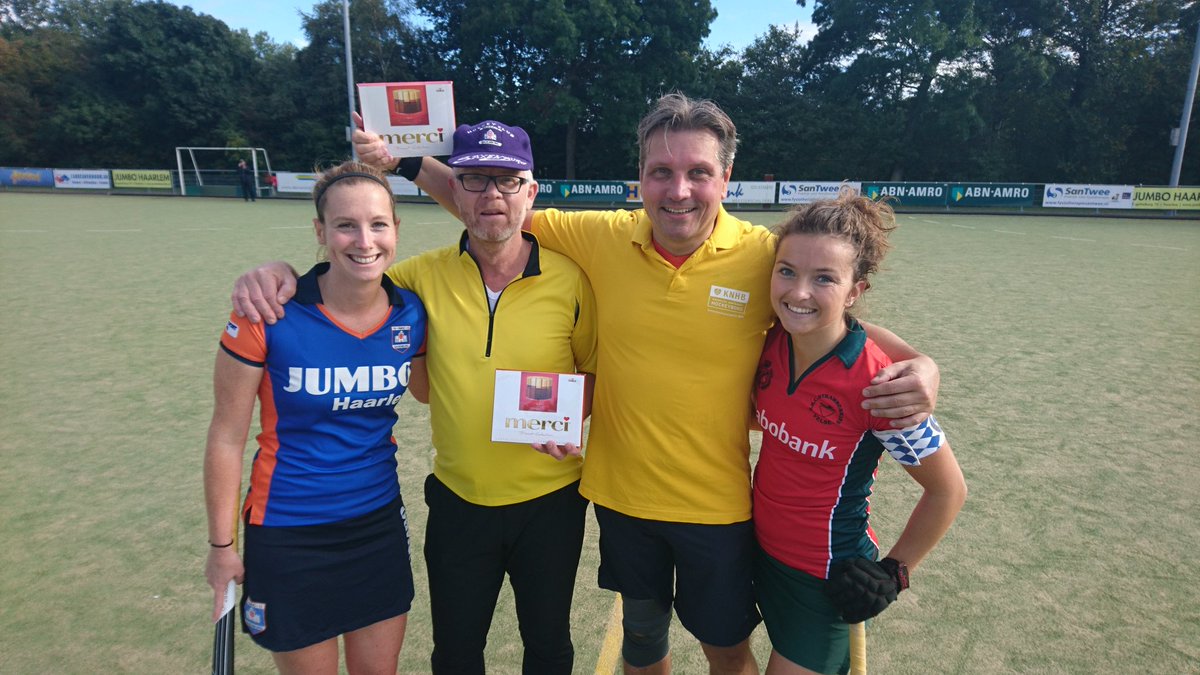 Het is Week van de Scheidsrechter en daarom had Dames 1 een cadeautje meegenomen voor arbitrage <a href="/HMHCSaxenburg/">HMHC Saxenburg</a>. Goed bezig! #scheidsbedankt