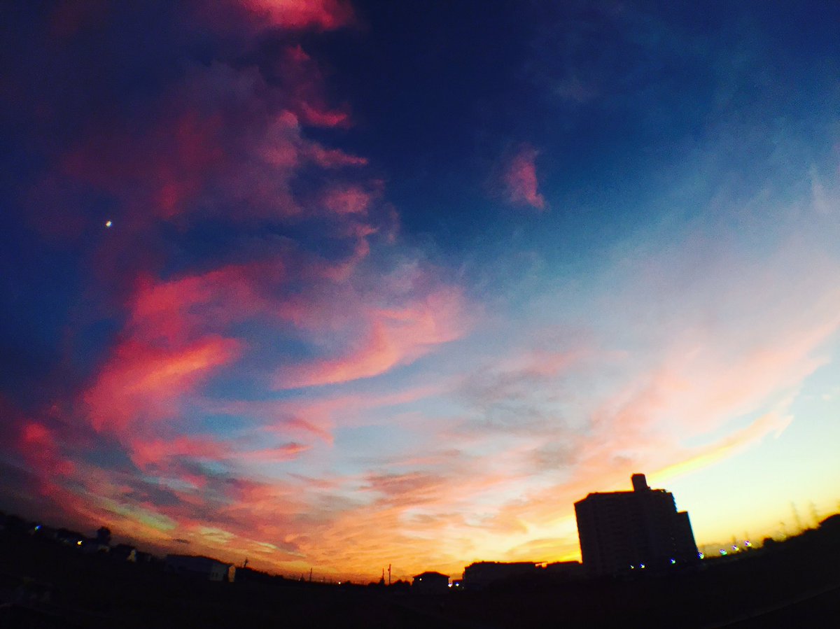 Saori Hayakawa A Twitter 今日の夕方見上げた空 誰そ彼時 たそがれどき かたわれどき のような不思議な空でした だんだん近づいてくる ワクワクが増幅中 そこに向かって今できることをめいっぱいやる ファインダー越しの私の世界 君の名は 夕暮れ時