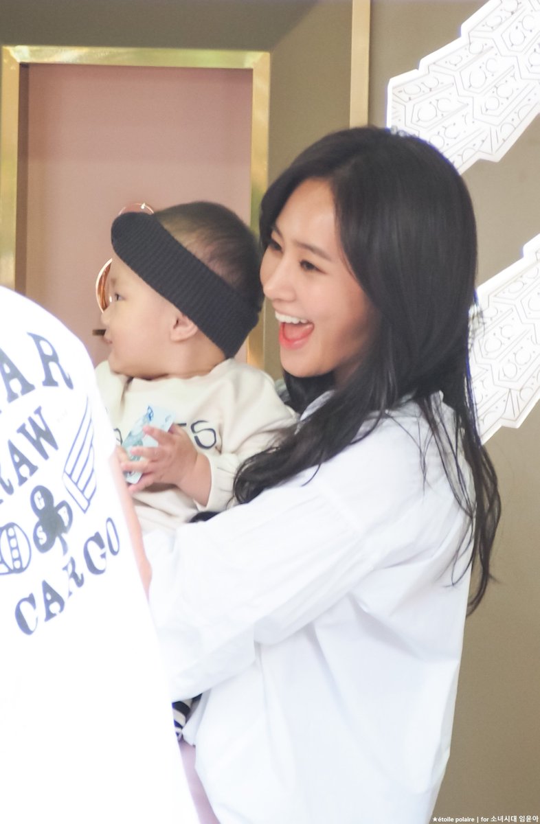 [PIC][09-10-2016]Yuri tham dự buổi Fansign thứ 2 cho thương hiệu nước hoa "BVLGARI Rose Goldea" tại Myeongdong Lotte Duty Free vào chiều nay - Page 2 CuU7hDSUIAAae5V