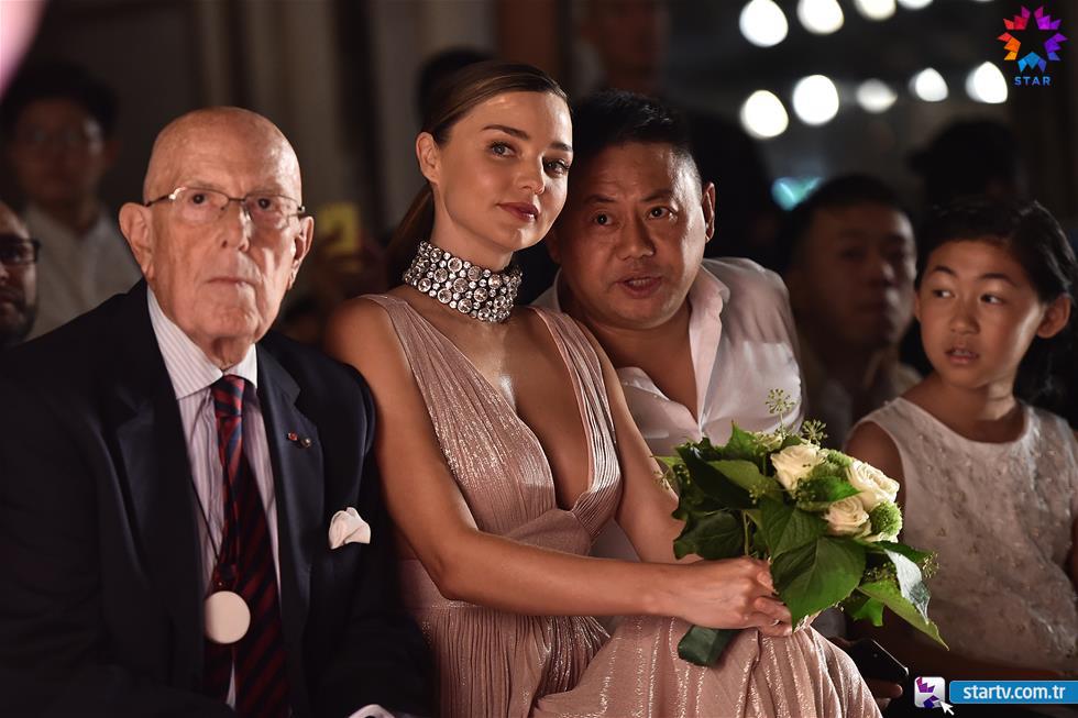 Güzelliği dillere destan!
startv.com.tr/foto-galeri/di…