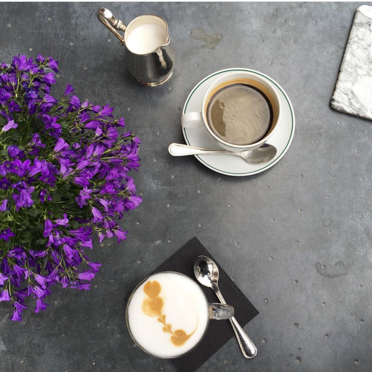 ☕️ #sundaymorning #wimbledon #coffee #theivycafesw19 #bookfest #wimbledonbookfest2016 <a href="/_kanamorita_/">Kana</a>