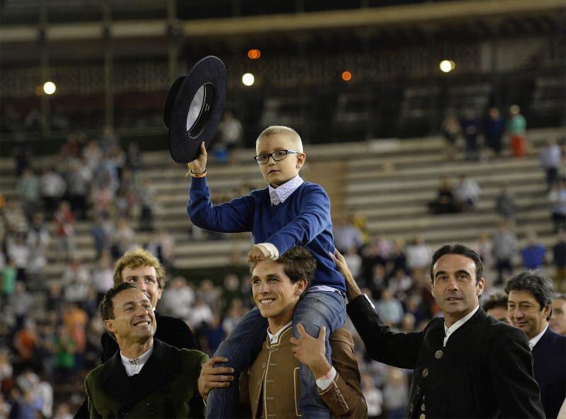 Hacer feliz a una persona es la mayor recompensa q puede otorgar el ser humano. Ayer fue él y fuimos muchos los felices #FestivalParaAdrian