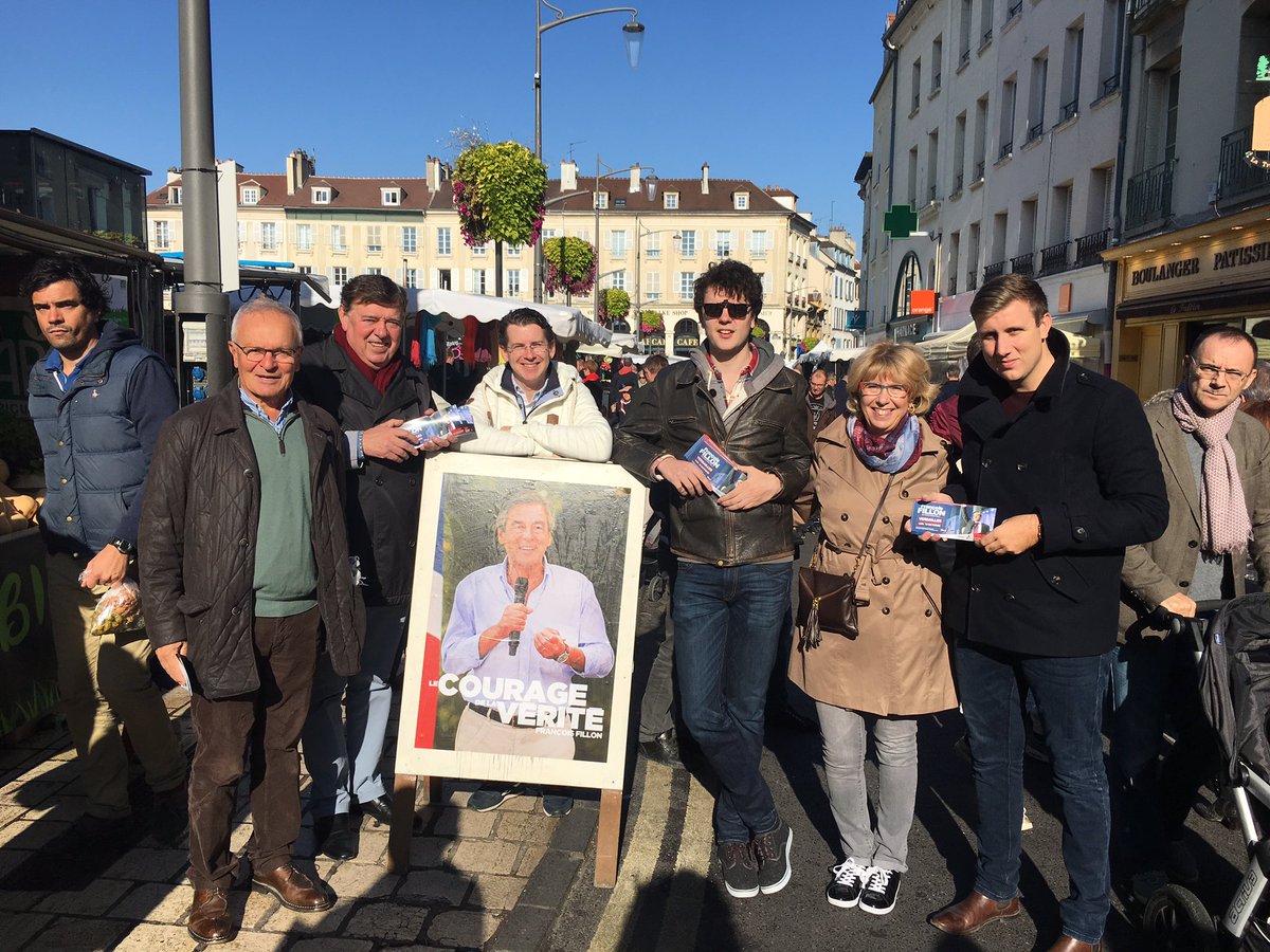 MaruszakKevin's tweet photo. Tractage ensoleillé pour @FrancoisFillon sur le marché de @StGermainLaye ! En 2017, il faudra #FaireavecFrancois ! #FF2017 https://t.co/rLzjXnXGpQ
