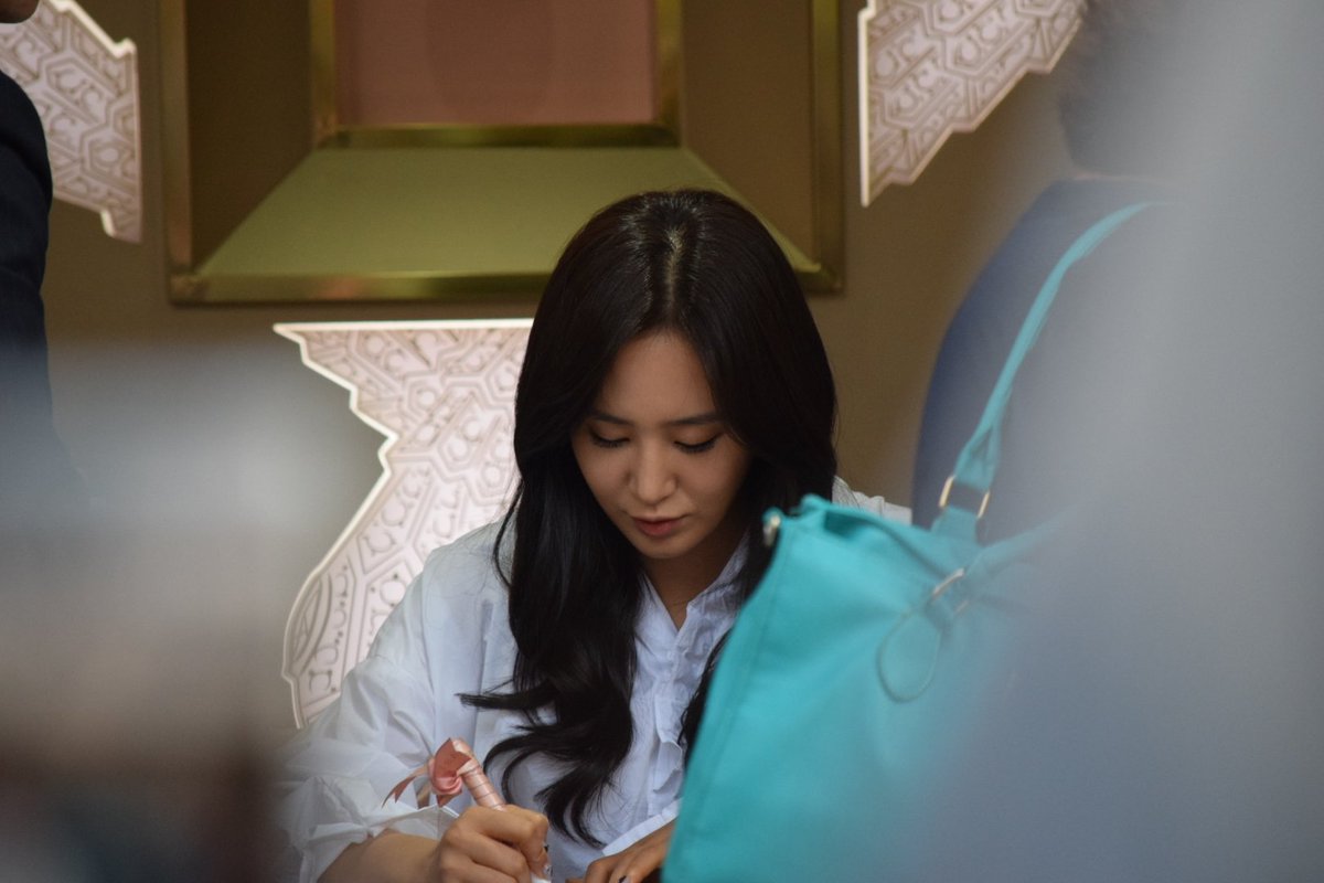 [PIC][09-10-2016]Yuri tham dự buổi Fansign thứ 2 cho thương hiệu nước hoa "BVLGARI Rose Goldea" tại Myeongdong Lotte Duty Free vào chiều nay - Page 2 CuUNAvRVIAAtCtS