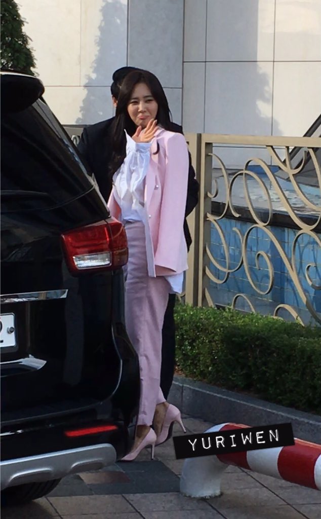 [PIC][09-10-2016]Yuri tham dự buổi Fansign thứ 2 cho thương hiệu nước hoa "BVLGARI Rose Goldea" tại Myeongdong Lotte Duty Free vào chiều nay - Page 2 CuUO9eLVYAAtFcw