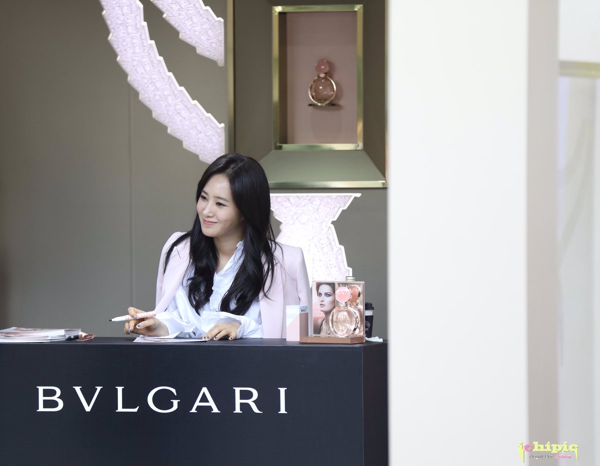 [PIC][09-10-2016]Yuri tham dự buổi Fansign thứ 2 cho thương hiệu nước hoa "BVLGARI Rose Goldea" tại Myeongdong Lotte Duty Free vào chiều nay - Page 2 CuUOd3GVYAA19WA