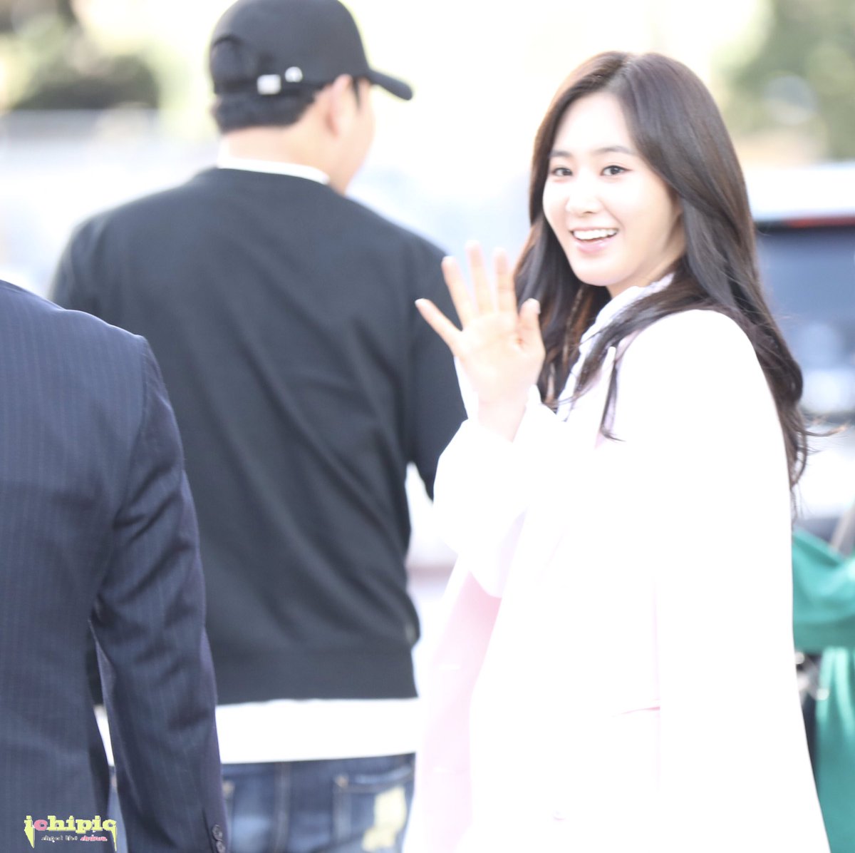 [PIC][09-10-2016]Yuri tham dự buổi Fansign thứ 2 cho thương hiệu nước hoa "BVLGARI Rose Goldea" tại Myeongdong Lotte Duty Free vào chiều nay - Page 2 CuUOd3HVYAIGxws