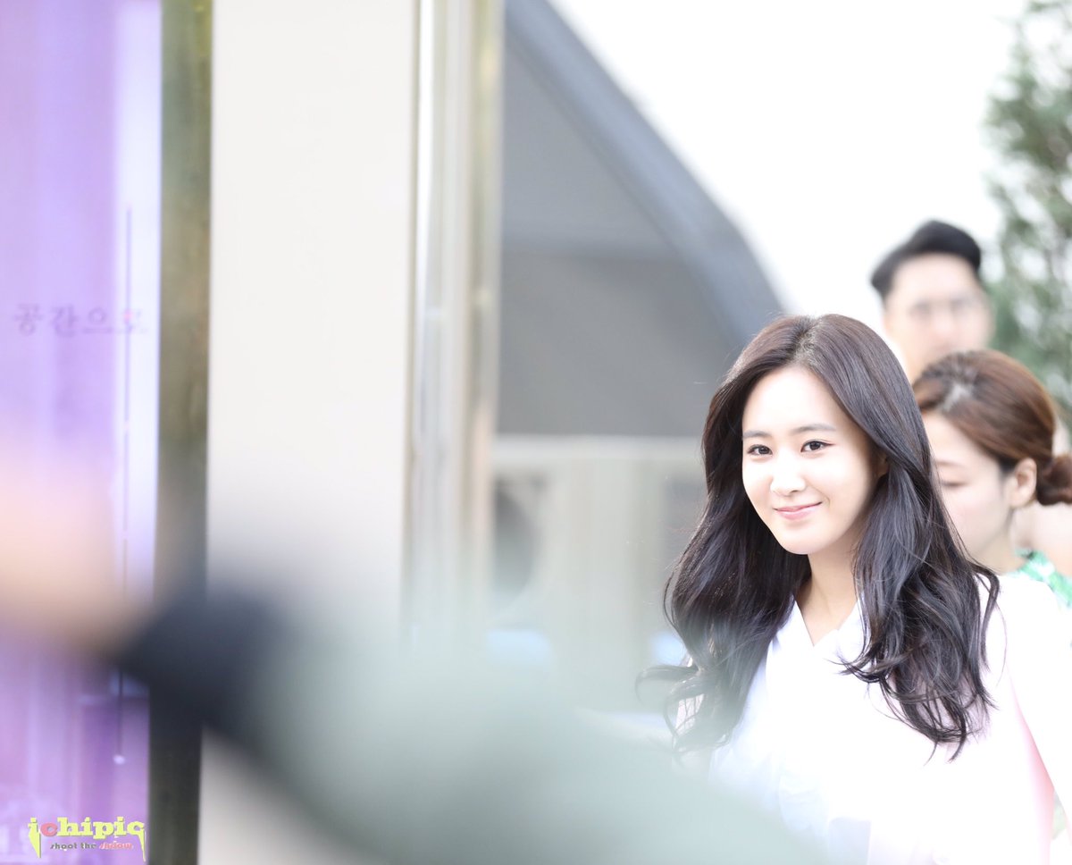 [PIC][09-10-2016]Yuri tham dự buổi Fansign thứ 2 cho thương hiệu nước hoa "BVLGARI Rose Goldea" tại Myeongdong Lotte Duty Free vào chiều nay - Page 2 CuUOd3JUEAAxqHU