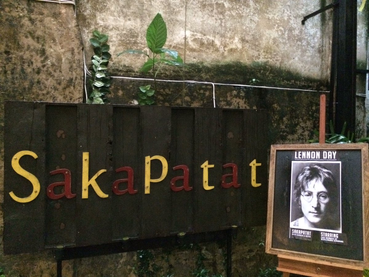 Briefing dan persiapan terakhir dari panitia Lennon Day, ayoo ramaikan Sakapatat di Minggu malam ini 🎸🎤🎹