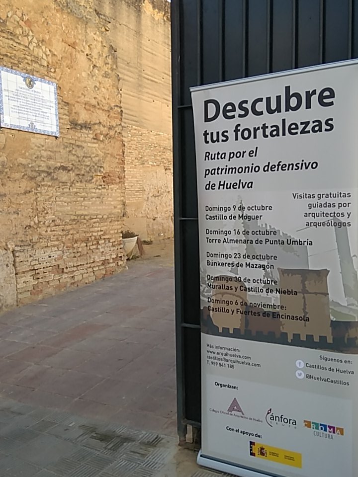 HuelvaCastillos's tweet photo. Ya en el punto de encuentro de la visita de #Moguer, en el parking de entrada al #Castillo. #DescubreTusFortalezas https://t.co/1yhDLDcSgX