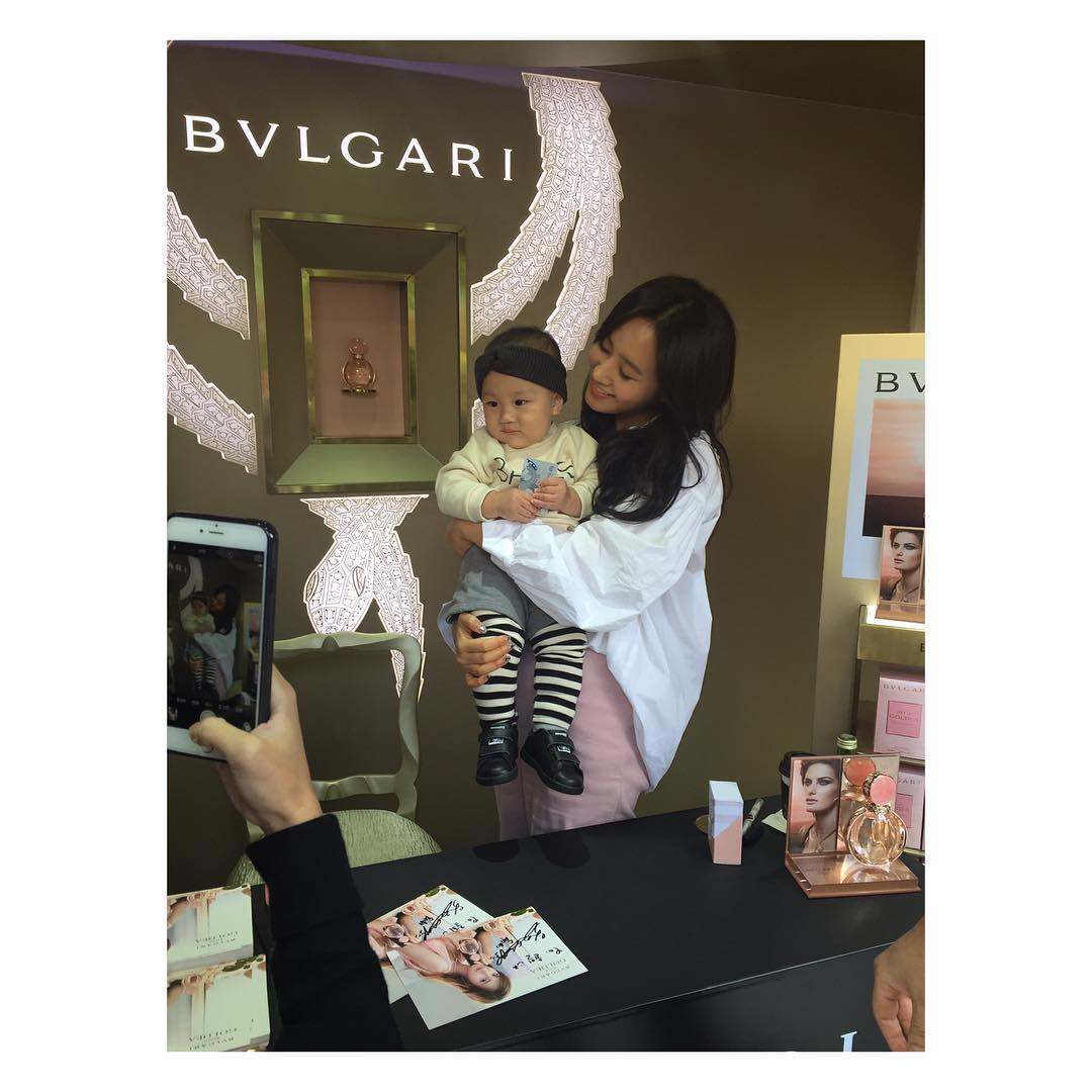 [PIC][09-10-2016]Yuri tham dự buổi Fansign thứ 2 cho thương hiệu nước hoa "BVLGARI Rose Goldea" tại Myeongdong Lotte Duty Free vào chiều nay - Page 2 CuUPdTjVUAACTV-