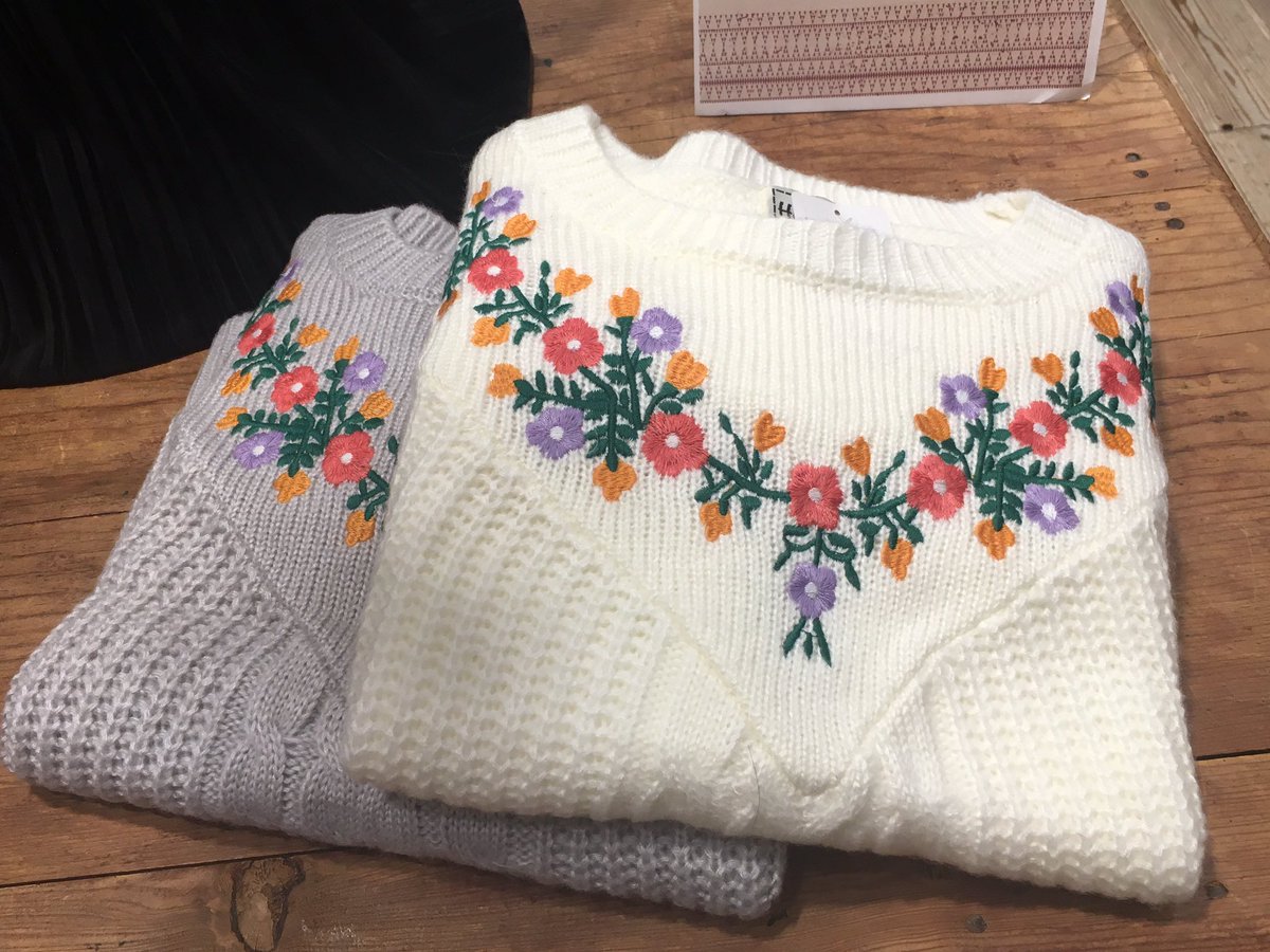 Par_shinjuku's tweet photo. 🌼人気商品🌼

大人気の刺繍ニットが在庫残りわずかとなっております🙌🏻

気になっている方、店頭へお急ぎください(๑•̀ㅂ•́)و✧

切り替え刺繍ニット
GRY/OFF
￥4900＋税

#パラビオン#paravion https://t.co/xWosOKby8K