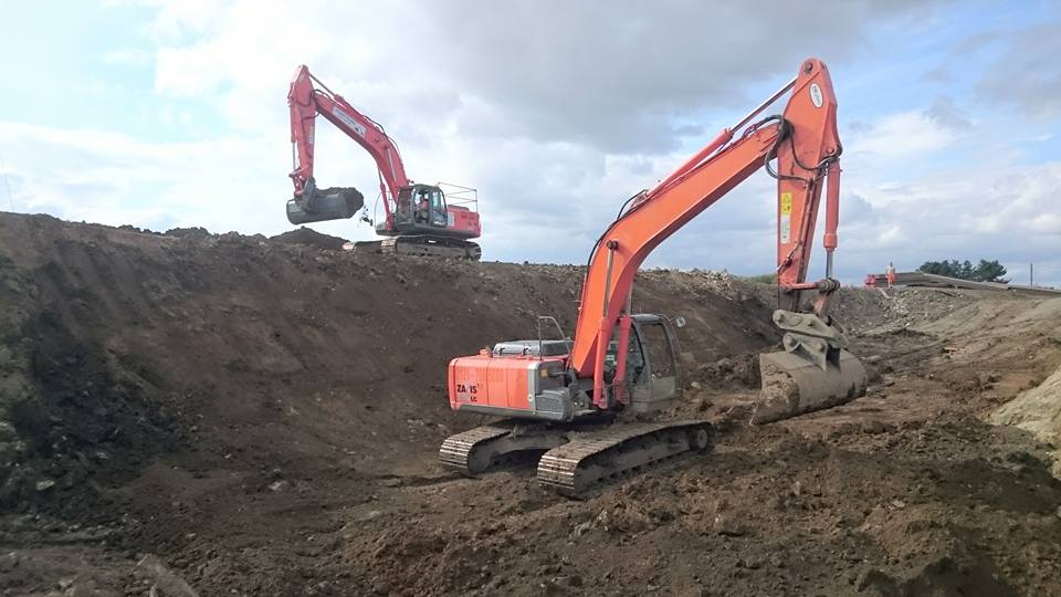 HitachiCME's tweet photo. The #Hitachi #ZX350-3 and #ZX250-3 working alongside each other https://t.co/EuoNfxyFlC