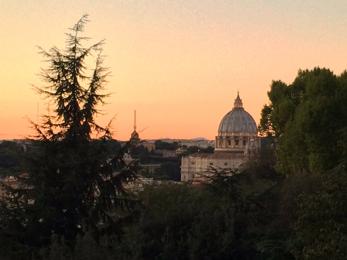 meyanderings's tweet photo. And the sun sets on our third week in Rome 🇮🇹 #lastnight #vatican #sunset #breathtaking #travelblog #mydailyrome 
https://t.co/WXWA7ttfoz https://t.co/ex7qiWOnt7