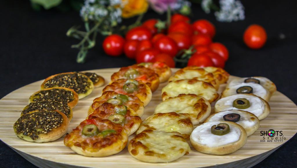 المعجنات الميني توجد بحجمين متوسط و كبير تعجن و تخبز و تقدم طازجه و ساخنه