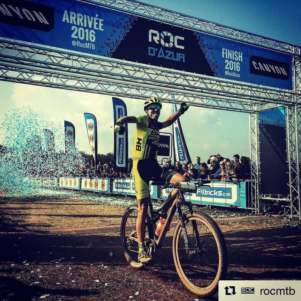 BVSport_FR's tweet photo. Magnifique victoire de @jordansarrou sur le Roc d'azur !
#bvsport #prorecupelite #mountainbike #vtt #rocdazur https://t.co/q6htrXmTS8