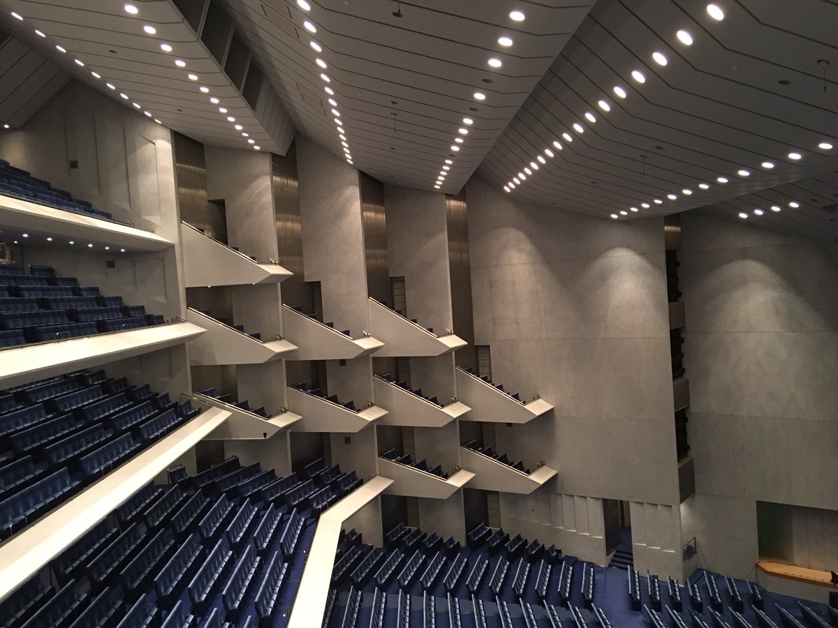 松浦基悦 コブクロ松山公演 2日目終了 終わってしまいました 一体感 今日も 拍手という名の楽器 鳴り響いていました 温かい後押し ありがとうございました 心地良い響き この天井 一役かってます 10月9日 トーク も唄も絶好調 松浦基悦