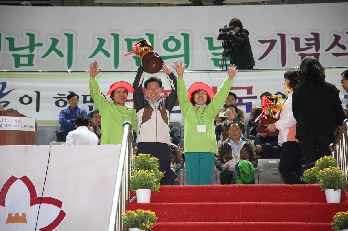 제43회 성남시 시민의 날 기념식 및 체육대회에서 중앙동이 화합상, 씨름 우승, 게이트볼 준우승, 전체 종합3위의 쾌거를 이루었습니다~ 수고해주신 모든 분들
감사합니다^^
#성남시 #중앙동주민센터