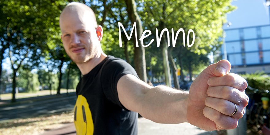 Menno maakt een vuist voor een ander. Voor Menno is bloed geven de normaalste zaak van de wereld. Word bloeddonor, red levens! #ikgeefbloed