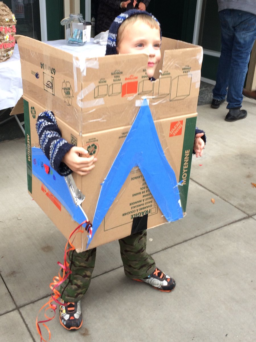 FoothillsLFL's tweet photo. #GlobalCardboardChallenge #ArtsandCultureDays #GGUSBee #Creativity Awesome creation Cooper! https://t.co/T9wJOPF0tU