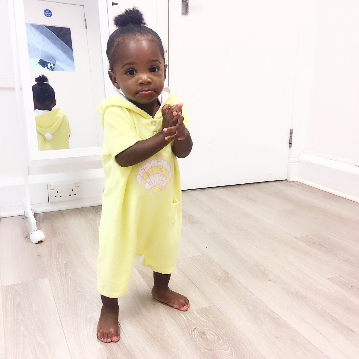 When you have to change umpteen times in a day #modellife #werk 💛 Tianne #BTS on today's #photoshoot 📸 #childmodel #kidsfashion #rayandrobin