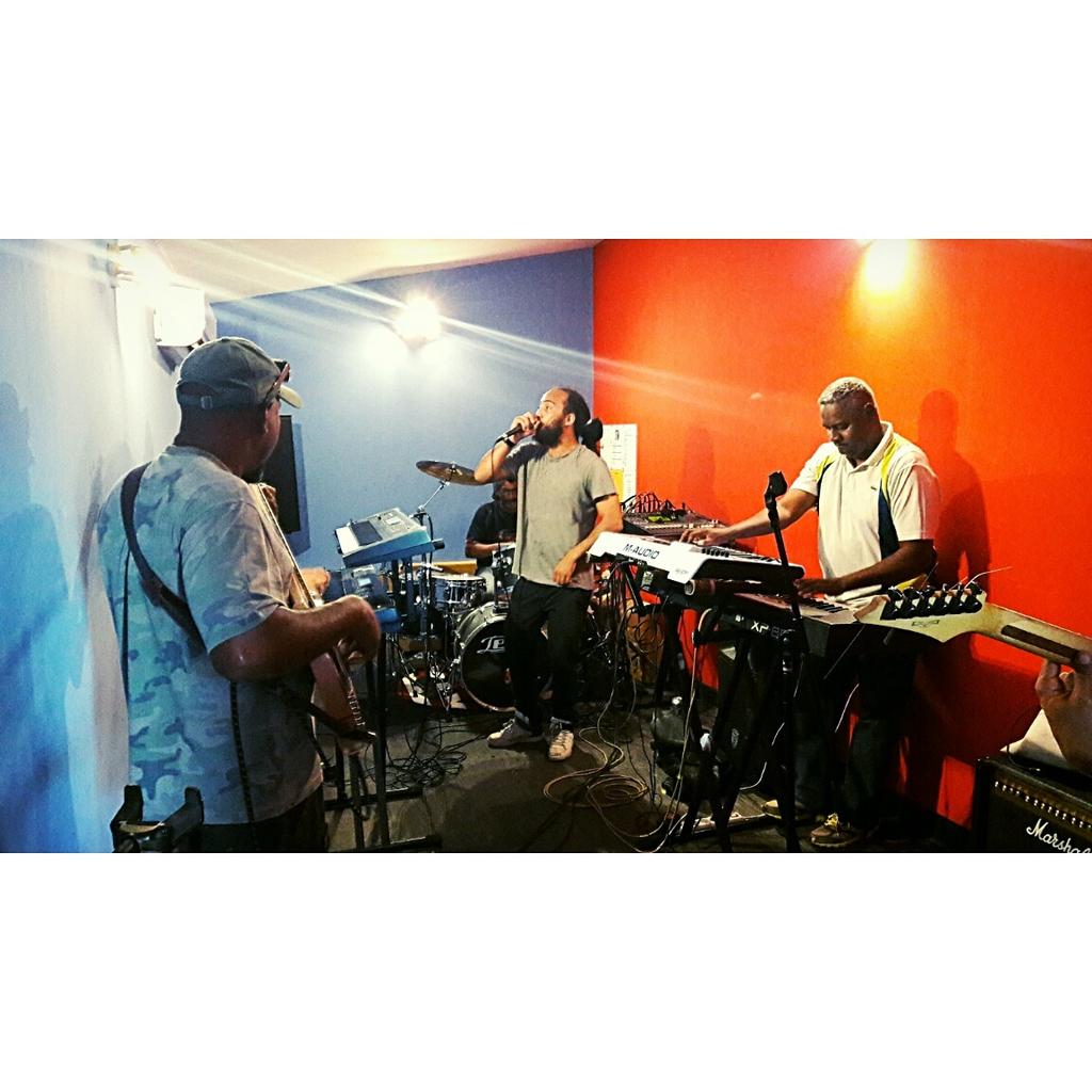 Pixl974's tweet photo. RDV demain Lundi 10 octobre aux Florileges du Tampon avec Pix'L & Shakals Band.
#Alaza #Nicko #Anouchka #DjFlyweed #DaSkill #Adjah #guest https://t.co/tgQKkkCKaw