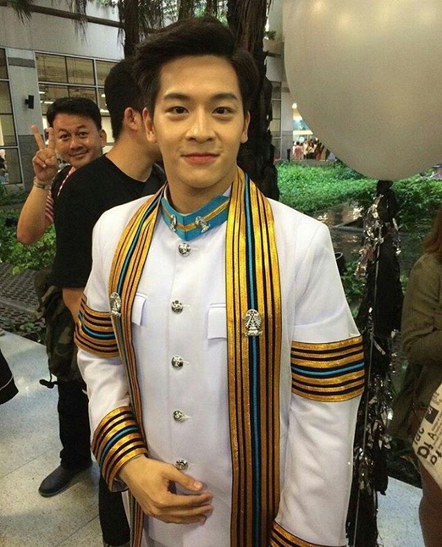 marchubth's tweet photo. IG:aaommzz วันของเฮียยย ยินดีด้วยนะบัณฑิตใหม่ รักกก ❤ #Congratulations 🎉🎈🎇 #cugrad2015 https://t.co/eFb1qGxH9p