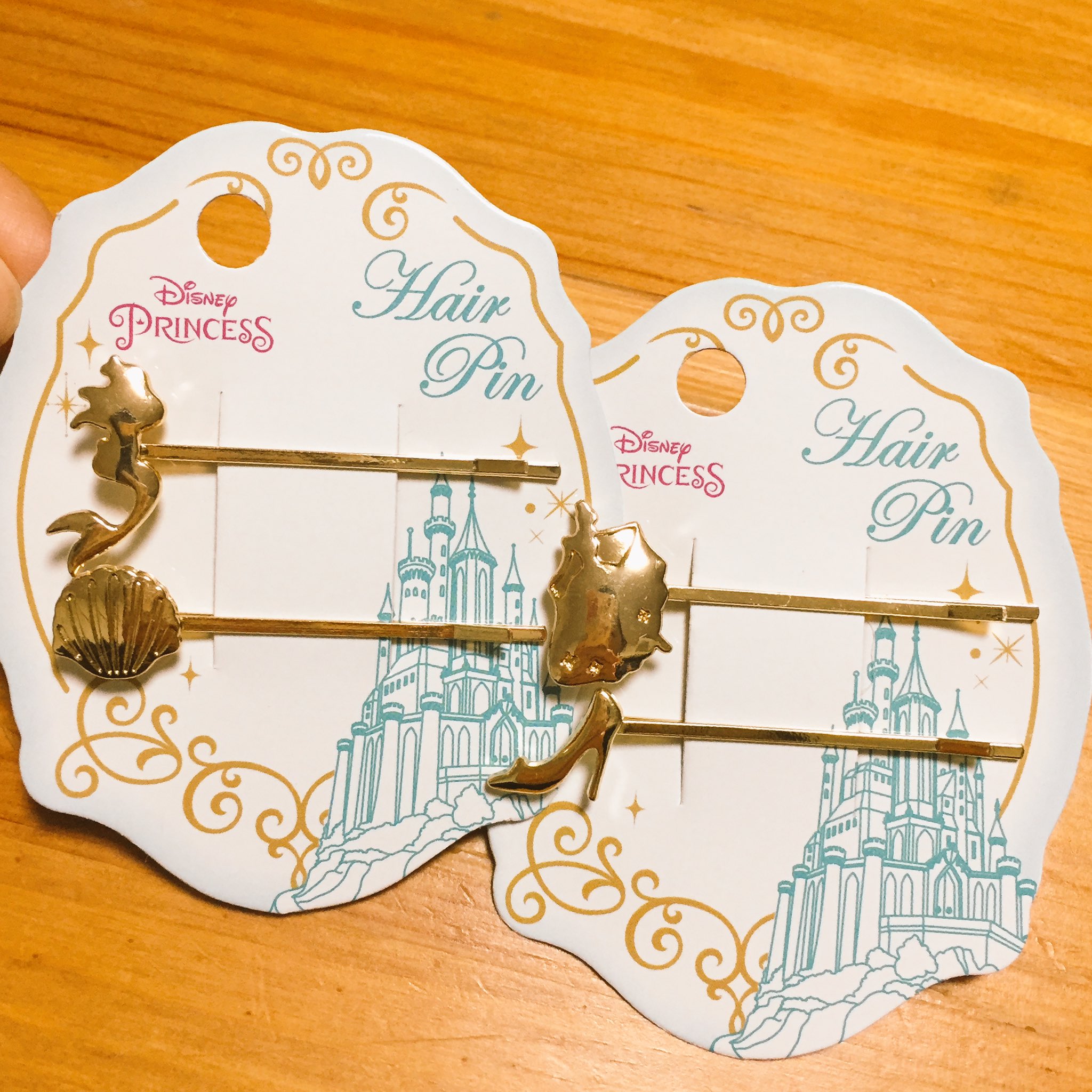 ちゃすこ Pa Twitter セリアでディズニープリンセスのヘアピンを見つけて即買い N W N 2本で100円 安すぎる シンデレラとアリエルがありました 秋冬にぴったりなゴールドだし シルエットだから大人がつけてもおかしくない と言い張る よ T Co