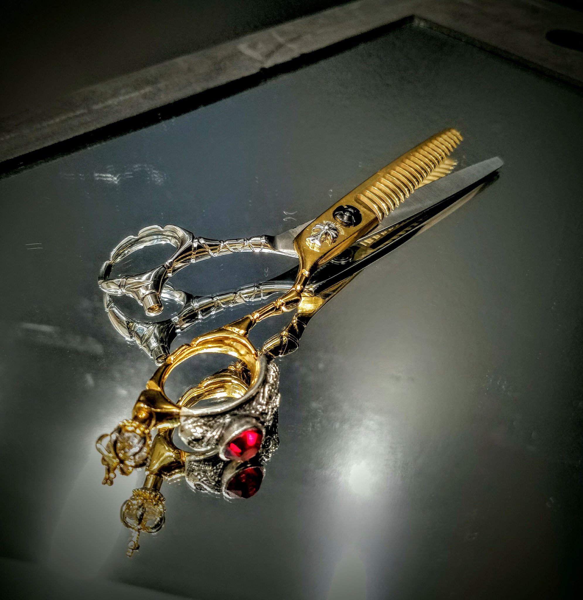 Akros 松本拓馬 New ライジングシザー Royal Master フルオーダーメイド シルバーとゴールドの二色使い 小指掛けに王冠と静刃に宝石 ハンドルも模様入りで指の形に合わせてもらいました 世界に一つだけの鋏 Akros 松本拓馬 シザーズ T Co Akros 松本拓馬 New ライジングシザー Royal Master フルオーダーメイド シルバーとゴールドの二色使い 小指掛けに王冠と静刃に宝石 ハンドルも模様入りで指の形に合わせてもらいました 世界に一つだけの鋏 Akros 松本拓馬 シザーズ T Co