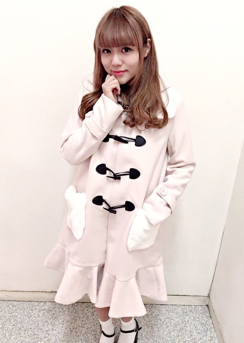 Min Plume ダッフルコート入荷しました O 裾がヒラヒラなワンピース風 ガーリー鉄板ホワイトと 最強パステルカラーのピンクとブルー そしてポッケがファー かわいいこと詰め込みすぎました 7900円 税抜 T Co