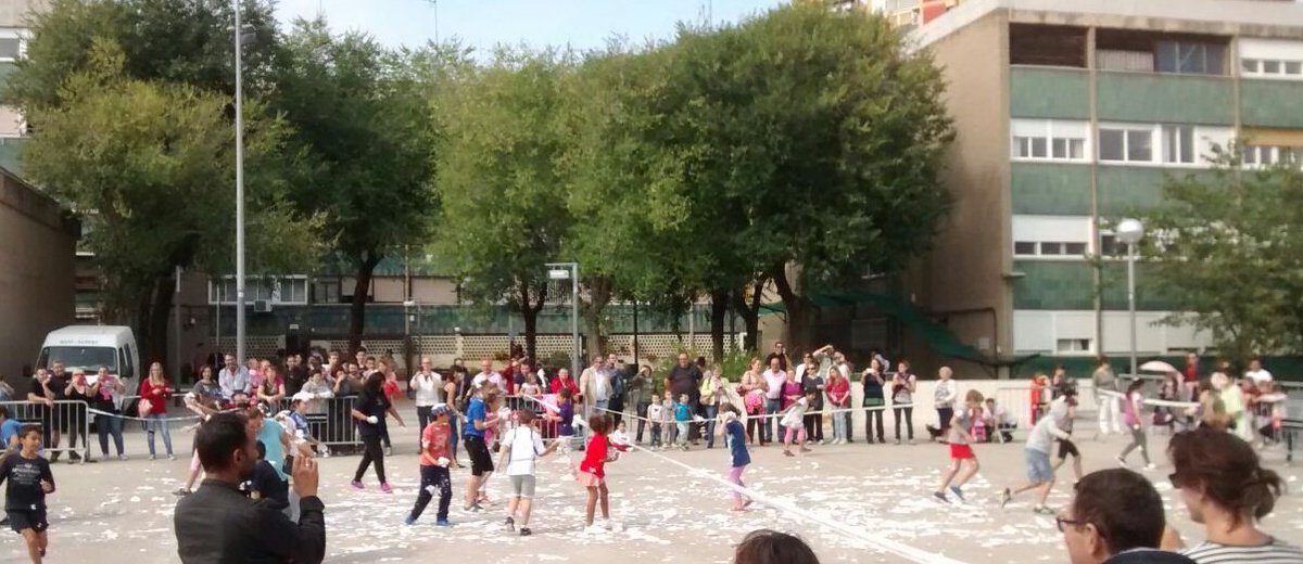veinsmontbau's tweet photo. Gran batalla de merengues a la Plaça Mossèn Ferran Palau!! 🍨🍨🍨 👊 😀 #PastisseriaArregui #AVVM #FMMontbau2016 https://t.co/4pTFrU5V7I