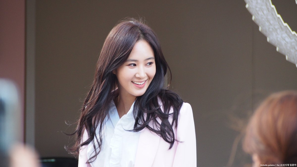 [PIC][09-10-2016]Yuri tham dự buổi Fansign thứ 2 cho thương hiệu nước hoa "BVLGARI Rose Goldea" tại Myeongdong Lotte Duty Free vào chiều nay - Page 2 CuUw15RUsAgAKqO