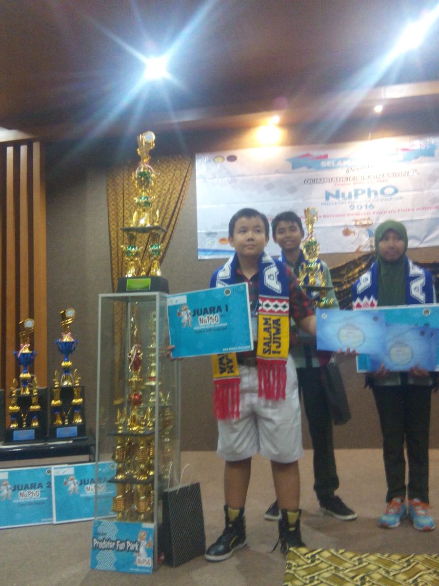 Olimfis_UM's tweet photo. Adek imut william juara satu tingkat SMP, single fighter jd juara 1 ,#hebat dek https://t.co/8IomQSCdmd