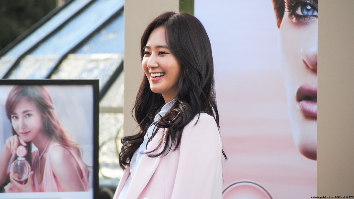 [PIC][09-10-2016]Yuri tham dự buổi Fansign thứ 2 cho thương hiệu nước hoa "BVLGARI Rose Goldea" tại Myeongdong Lotte Duty Free vào chiều nay - Page 2 CuUzk0bVYAA0dwL