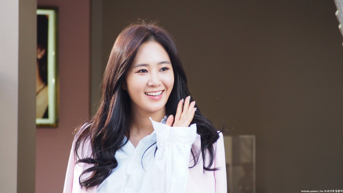 [PIC][09-10-2016]Yuri tham dự buổi Fansign thứ 2 cho thương hiệu nước hoa "BVLGARI Rose Goldea" tại Myeongdong Lotte Duty Free vào chiều nay - Page 2 CuUzkJZUkAE6p5G