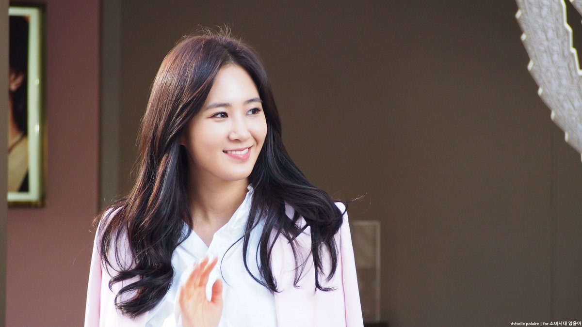 [PIC][09-10-2016]Yuri tham dự buổi Fansign thứ 2 cho thương hiệu nước hoa "BVLGARI Rose Goldea" tại Myeongdong Lotte Duty Free vào chiều nay - Page 2 CuUzkcyUsAAk-e6