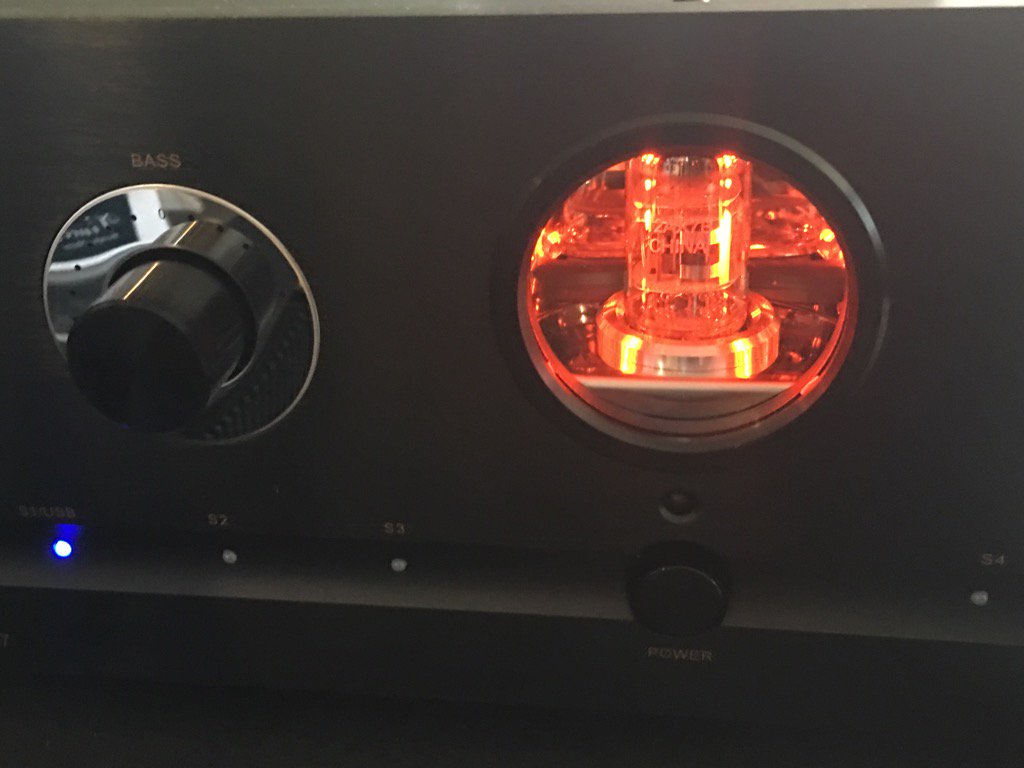 SYclotronAudio's tweet photo. #RMAF2016 #RMAF If you got tubes, flaunt it! Don't know if it actually does anything, but that's not the point. https://t.co/BLlzMHql5Z