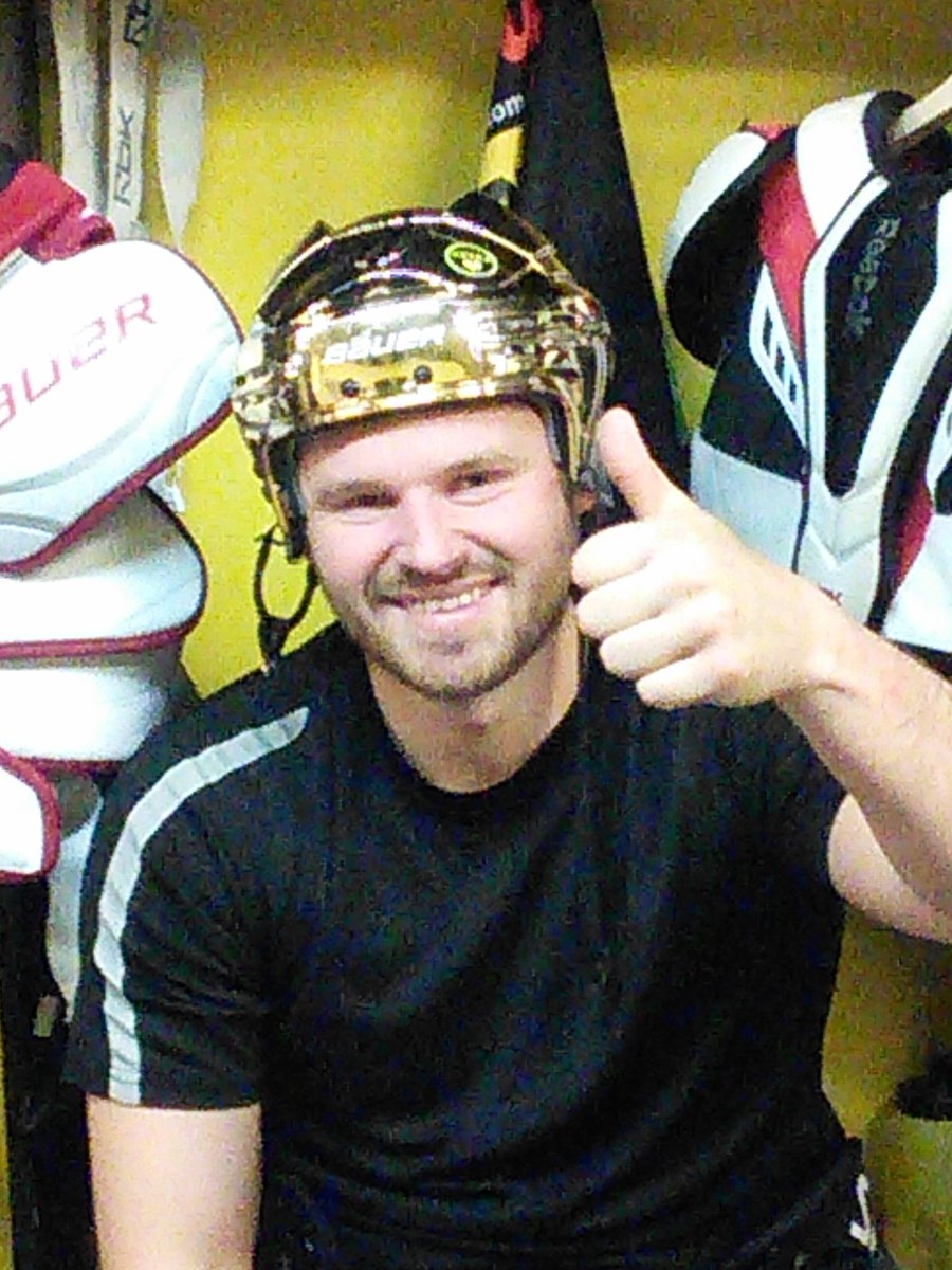 Stark lag insists av VHC! 6-0 vinst mot Kållered. Sebbe Mårtensson fick lagets Guld Hjelm! @riktighockey <a href="/Mjornberg/">Mikael Mjörnberg</a>