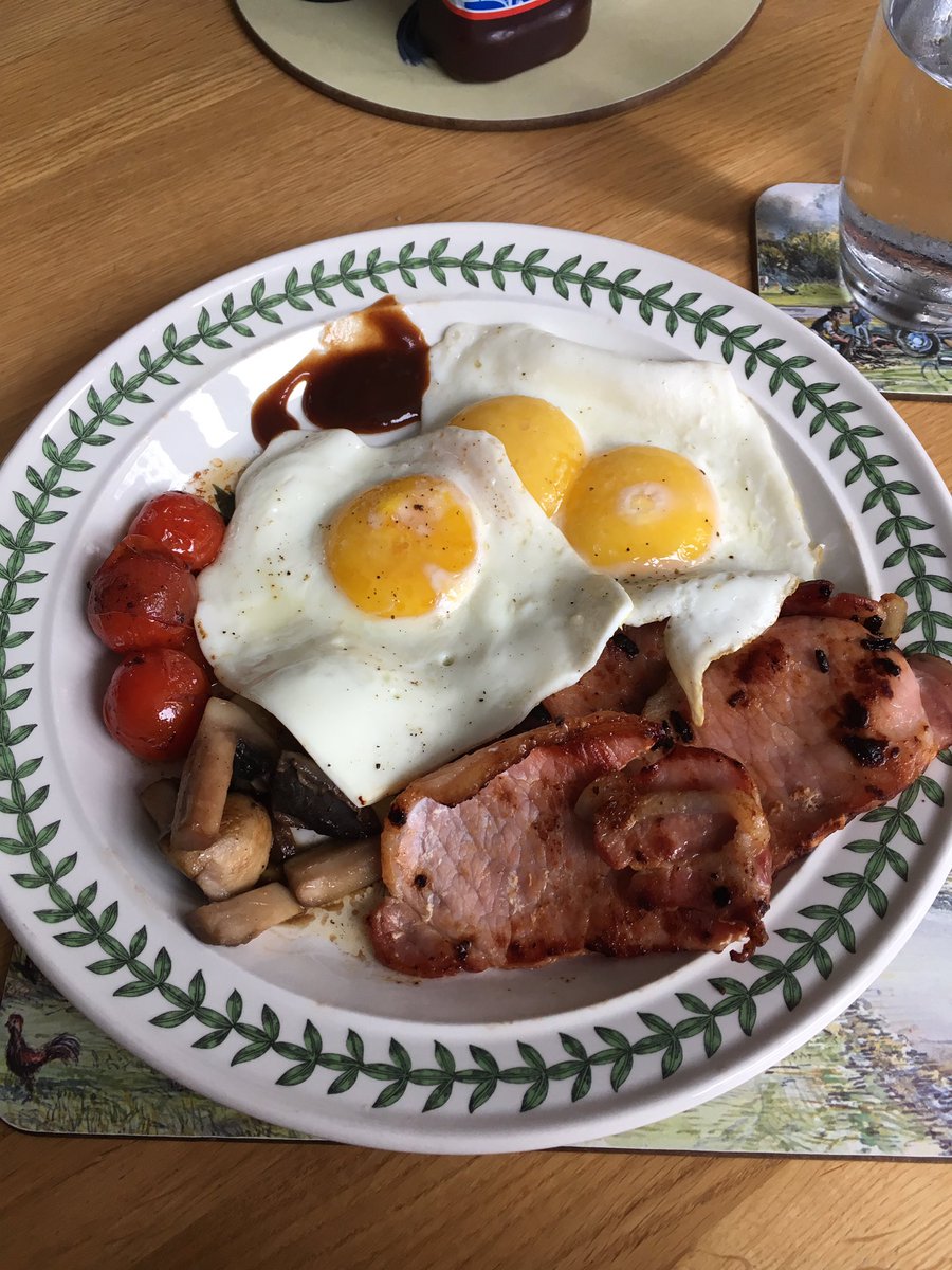 daisy_amelia's tweet photo. Double Yolkers and Glorious Bacon from @RJHirstbutchers in Lincolnshire's very own @SowberryH! #WhatAWeekend #WhatABreakfast https://t.co/Y1oFLE3Tl1