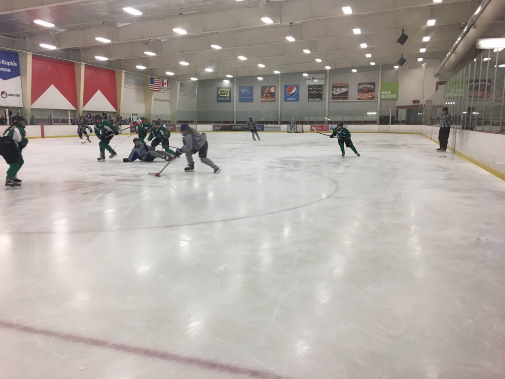 MinnHockeyHP's tweet photo. The Girls 14U #MNDistrict final between Green Giants and Lakers is underway! https://t.co/VZaqKZJgK5