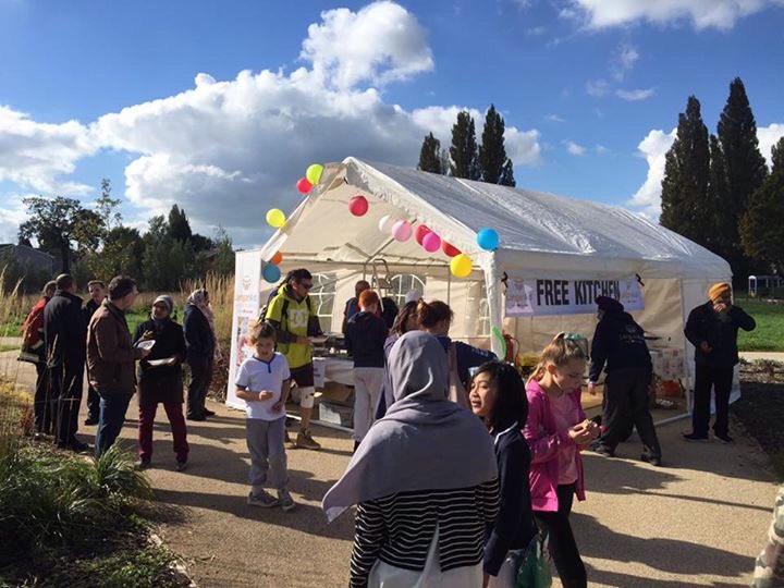 marcuslapsa's tweet photo. This is what community spirit is.@CanleyFireCrews @LangarAid also thanks to @Tesco cannon park supplying the cakes. Canley free food event https://t.co/VVXFqlmWPM