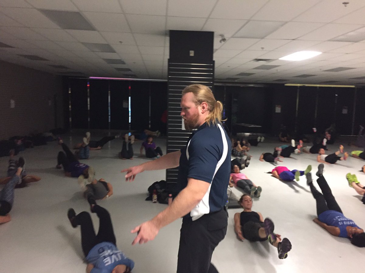 FitsetPass's tweet image. It's going down right now...Viking style HIIT 💪💦 w/ @AF_Yeg at @kingswaymall #fitforfall #yeg #yegfit