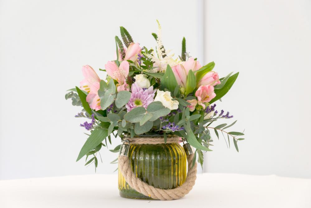 letsfeedyou's tweet image. How can you make your #flowers last longer? bit.ly/2digfmY