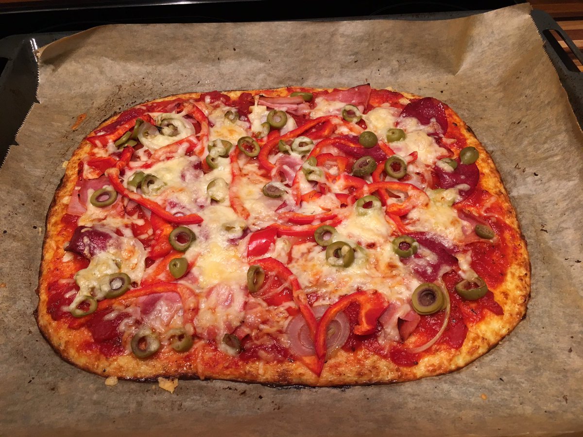 instantliving's tweet image. Und hier die fertige Pizza (mit noch mehr Käse) @4HourGeeks #slowcarb