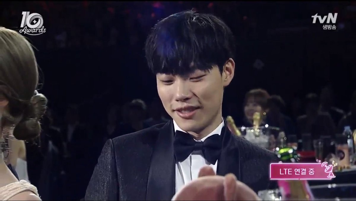 ryujunyeolth's tweet photo. [CAP] จุนยอลตอนโบกอมวีดีโอคอลเข้ามาในงาน โชว์ป้ายชื่อของโบกอมที่วางไว้บนโต๊ะให้ดูด้วย #tvN10Awards https://t.co/4dCmFc68HJ
