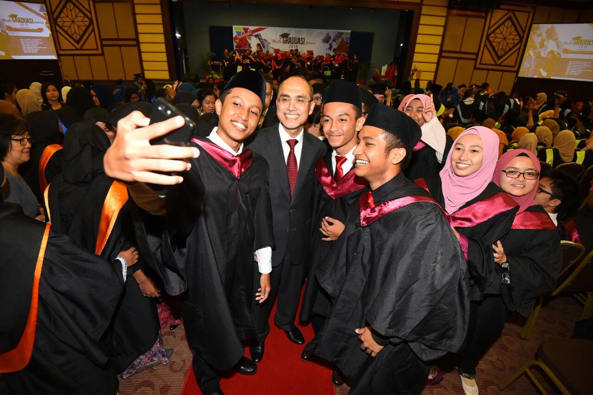 MohdShukriYajid's tweet photo. Congrats to students of SMKs @schoolgradevent. All are proud of you. Awesome ! https://t.co/d4YoWM3rRg