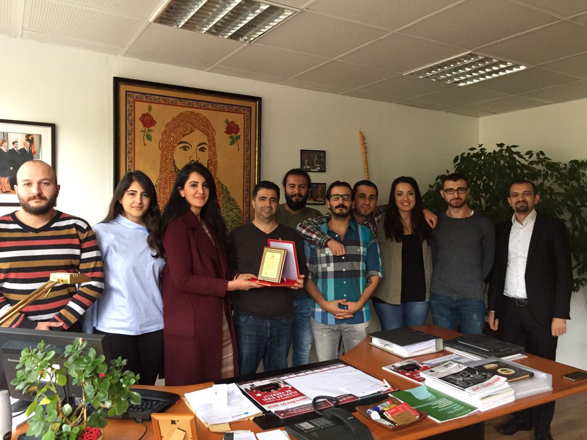 BDAS bir öğrenciye burs vermeleri karşılığında aldıkları teşekkür plaketini sundular. Kendilerini bu duyarlı duruşlarından dolayı kutluyorum