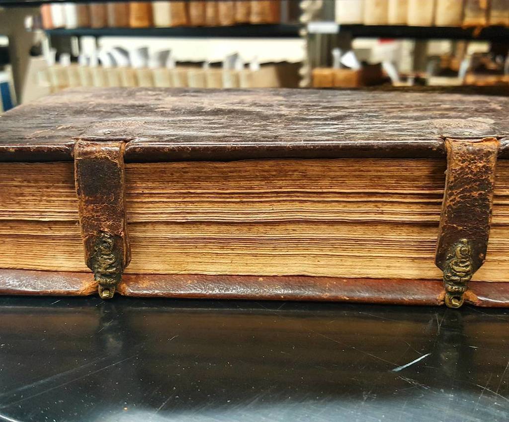 jordan_library's tweet photo. This 1746 German Bible, is bound in leather and still has working clamps!
#biblecollection… https://t.co/9kzQkKbXc7 https://t.co/wH0UCp8SXW